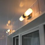 Установленное освещение на балконе в виде двух светильников