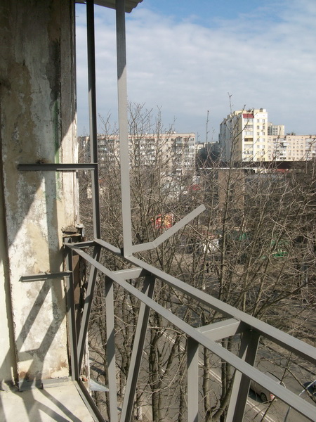 Металлический каркас балкона